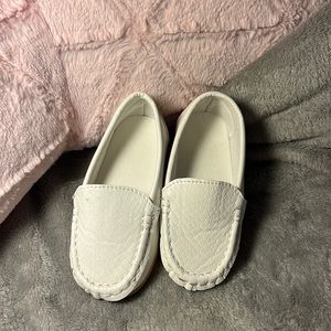 Toddler white loafer size 8.5US/25EU